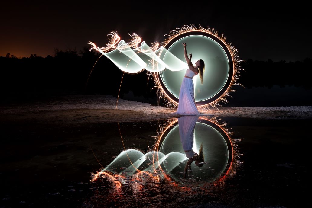 A l&aacute;ny f&eacute;nyekkel j&aacute;tszik