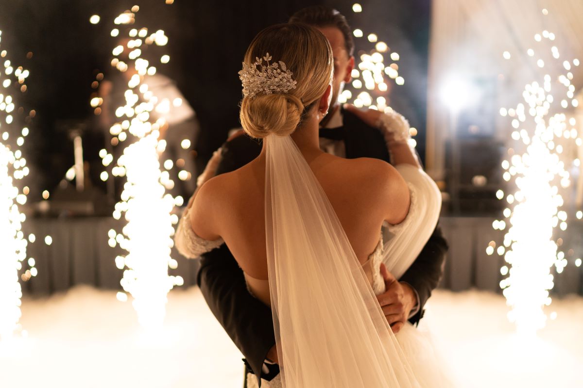 Esk&uuml;vői t&aacute;nc tűzij&aacute;t&eacute;kkal