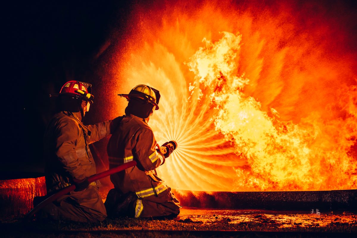 Tűzolt&oacute;k oltj&aacute;k a t&uuml;zet